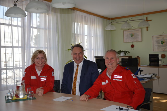 v.l.n.r.: DGKS Anita SCHULZ, Bgm. Josef SCHMIDL-HABERLEITNER,  Stv RK Bezirksstellenleiter  Heinz PREISZ
