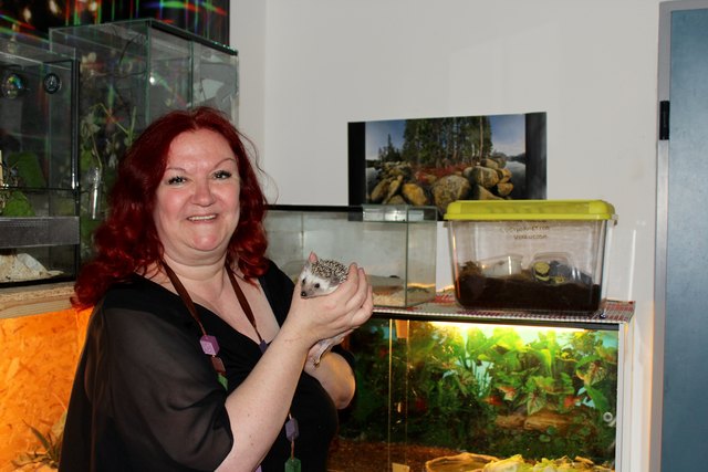 Science Pool Leiterin Gerlinde Heil mit einem der beiden Weißbauchigel in ihrem ganz besonderen, hauseigenen Zoo