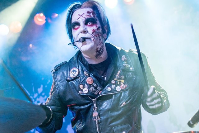 Die Wiener Punk-Band Bloodsucking Zombies From Outer Space unterstützt das Rote Kreuz im Juni 2017 bei einer Blutspendeaktion. | Foto: Arnold Burghardt