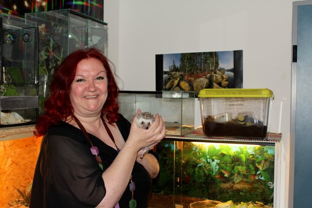 Science Pool Leiterin Gerlinde Heil mit einem der beiden Weißbauchigel in ihrem ganz besonderen, hauseigenen Zoo