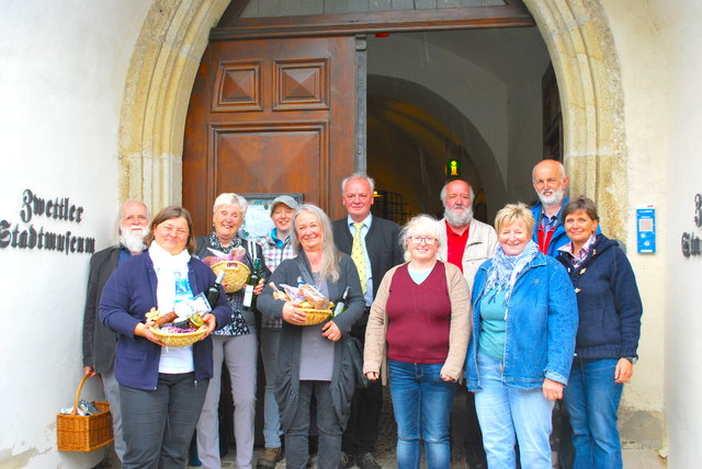 Dr. Bernhard Schmid, Elisabeth Zechner, Herta Schulmeister, Marianne Reidinger, Maria Schmid, Vizebürgermeister DI Johannes Prinz, Roswitha Haghofer, Alois Trondl, Maria Zwingenberger, Werner Mayerhofer und Renate Nusser bei der Gewinnübergabe am Rathausmarkt. | Foto: Stadt Zwettl