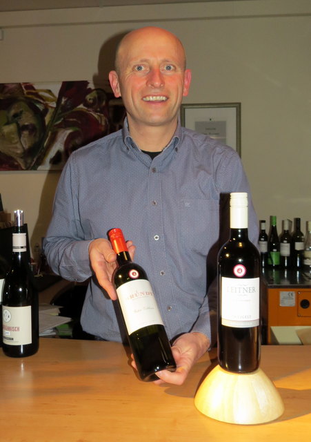 Georg Fürstauer vom Weinkistl Saalfelden präsentiert die gekürten Jazzweine 2017. | Foto: Tourismusverband Saalfelden Leogang