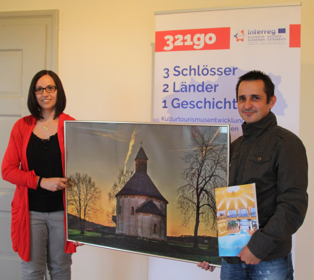 Die Rotunde des hl. Nikolaus in Selo (Slowenien):
Siegerfotograf Zoran Norčič mit Wettbewerbs-Organisatorin Angelika Polzer.