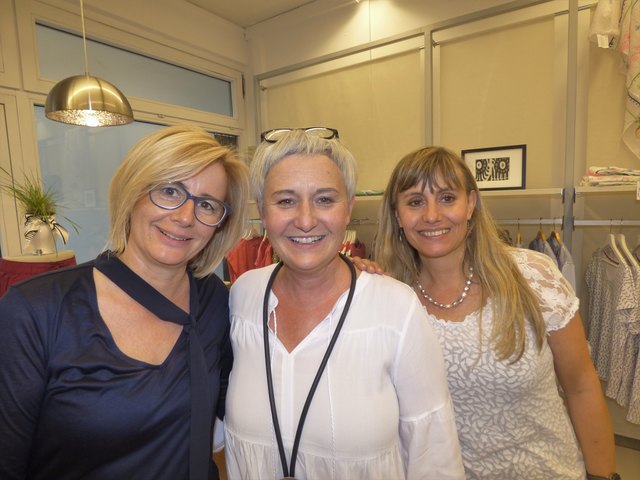 Die Neo-Chefin (rechts) mit Mitarbeiterin und Änderungsschneiderin Dagmar (links) | Foto: KK/Wildpaner