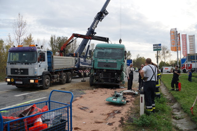 Im Oktober 2014 krachten in Bad Deutsch Altenburg zwei Lkw zusammen, die Strecke musste für mehrere Stunden gesperrt werden.
