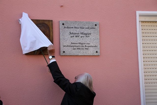 Bildhauer Josef Lehner enthüllte das von ihm geschaffene Relief.