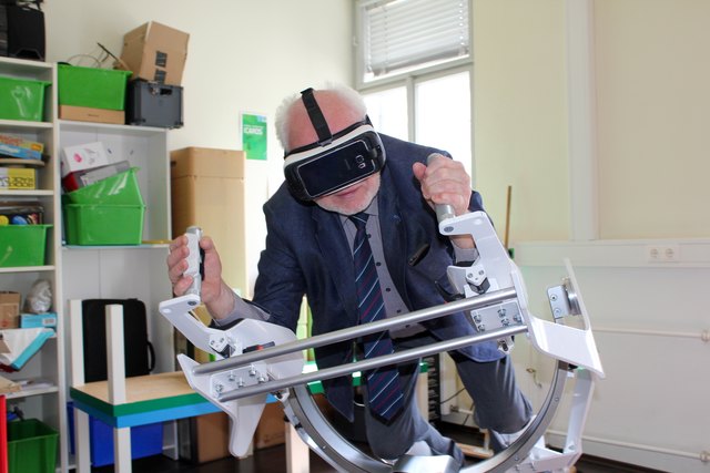 Josef Witke (WKW) genießt seinen virtuellen "Flug" am ICAROS Flugsimulator