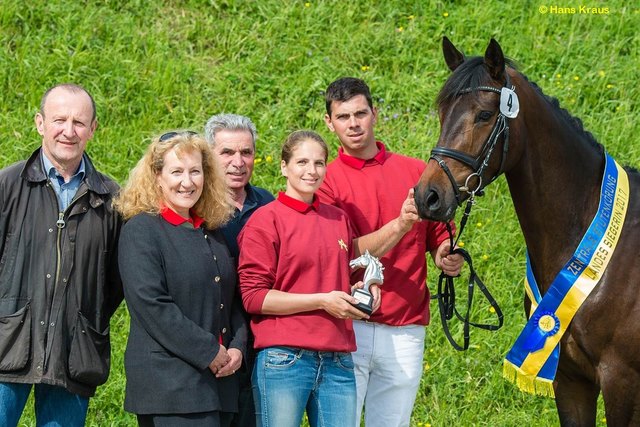 Siegerstute Warmblut mit den Züchtern Sandra und Heinrich Geyer (Absolvent der Landw. Fachschule Tullnerbach), Leopold Erasimus, LFS Tullnerbach-Schulleiterin Daniela Marton und Johann Reisenthaler (vrnl) | Foto: Hans Kraus