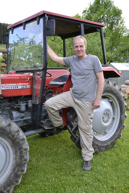 Schärdings Bezirkspolizeikommandant Matthias Osterkon in ungewohnter Pose – vor seinem Traktor für die Waldarbeiten.