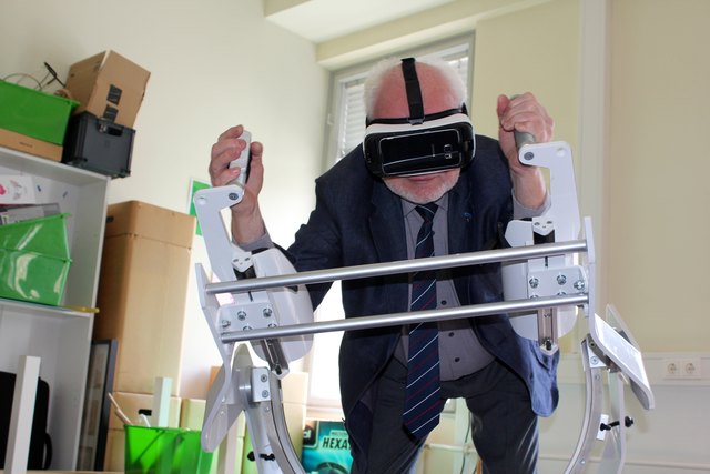 Josef Witke (WKW) genießt seinen virtuellen "Flug" am ICAROS Flugsimulator