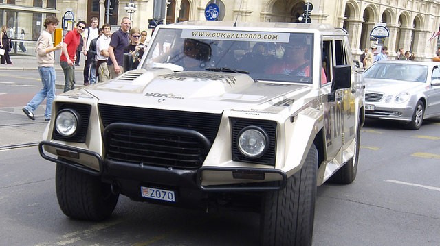 Lamborghini LM002 - eher ein Fall für Kusiositätenkabinett....