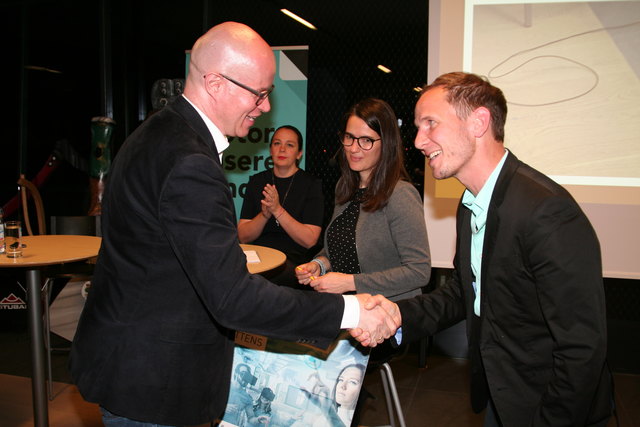 Daniel Prantl aus Strass im Zillertal (re.) gewann eine Eintrittskarte für das Sample City Lab, das am 30. Mai in den Werkstätten Wattens stattfindet und ganz dem Thema technischer Fortschritt gewidmet ist. Überreicht wurde der Preis von Mario Eckmaier von p&p Marketing.