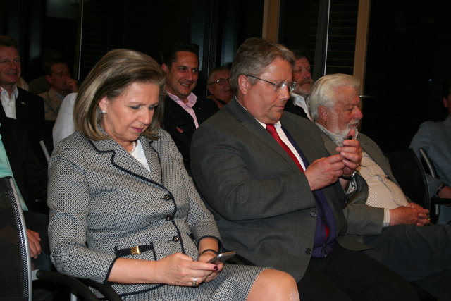 Ebenfalls schon teilweise digitalisiert: LR Patrizia Zoller-Frischauf und der Obmann des Tiroler Wirtschaftsbundes, Franz Hörl