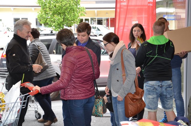 Hautnah an den Menschen: Benedikt Lentsch und sein Team waren in den letzten zwei Wochen im gesamten Bezirk unterwegs. Im Bild vor dem Einkaufszentrum Grissemann in Zams. | Foto: © SPÖ Landeck