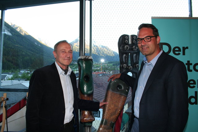 Hausherr Johann Hörtnagl (li.) mit dem WK-Bezirksobmann für Innsbruck Land, Bgm. Christoph Walser (re.)