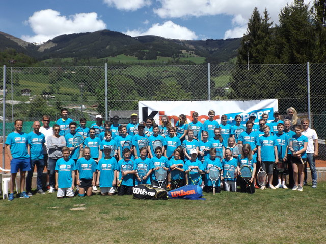 Gruppenfoto von allen Teilnehmern.