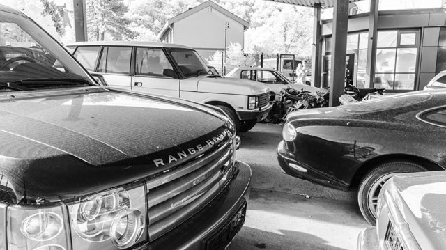 him Hintergrund ist noch der alte Range Rover zu sehen - bereits ein Klassiker...ob der neue Range auch eine wird?