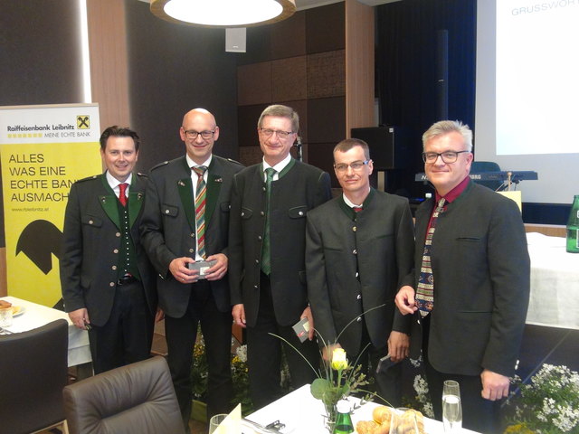 Zusammen 90 Jahre für die Raiffeisenbank Leibnitz tätig sind Prokurist Walter Rentmeister (30 Jahre), Hauptkassier Reinhard Zink (40 Jahre) und Wolfgang Fagitsch (20 Jahre). VDir. Draxler (l.) und VDir. Wippel gratulieren dem Trio dazu.