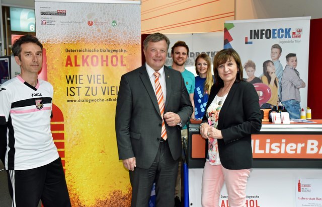 Gesundheitslandesrat Bernhard Tilg und Jugendlandesrätin Beate Palfrader zu Besuch beim Informationsstand der Suchtpräventionseinrichtung kontakt&co und des InfoEcks in der Rathaus-Galerie in Innsbruck. Im Bild mit (v.li.) Gerhard Gollner, Leiter von kontakt&co, Clemens Rosner, Leiter des InfoEcks und Milena Hauser an der MobilisierBar der Jugendinfo des Landes Tirol. | Foto: Land Tirol/Sax