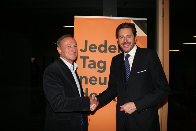 Willkommen in Fulpmes: Vorstand Johann Hörtnagl begrüßte den Stargast im Sitzungssaal im obersten Stockwerk der STUBAI ZMV - Zentrale für Vertrieb und Marketing - in Fulpmes.