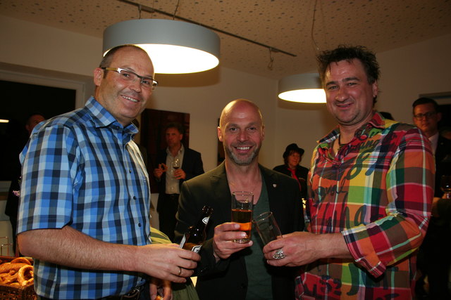 Prost! Andreas Plunser aus Ranggen (Holzbau Aktiv, li.), der Fulpmer WB-Obmann Norbert Denifl (Denifl Sports, Mitte) und Ralph Dittmar (Adventure Park Fulpmes, re.).