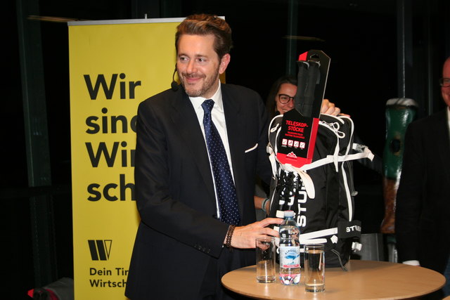 Selbstredend gab es ein Gastgeschenk für den weit gereisten Minister.