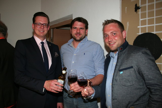 V.l.n.r.: WB-GF Innsbruck Land Mag. Martin Hassl mit den Schönberger Vertretern des Wirtschaftsbundes Obmann Georg Sykora und Vorstandsmitglied Johannes Steixner.