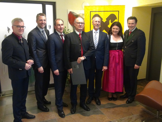 Im Zeichen des Jubiläums: (v.l.) VDir. Peter Wippel, Mag. Philipp Gady, GD MMag. Martin Schaller, AR-Vorsitzender Mag. Horst Bruckner, Mag. Heinrich Herunter, Barbara Guidassoni und VDir. Mag. (FH) Andreas Draxler.