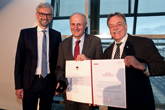 Landeshauptmann-Stellvertreter Michael Strugl (li.) und FH OÖ Geschäftsführer Gerald Reisinger (re.) verliehen Günter Rübig den Ehrenring. | Foto: Land OÖ/Kauder