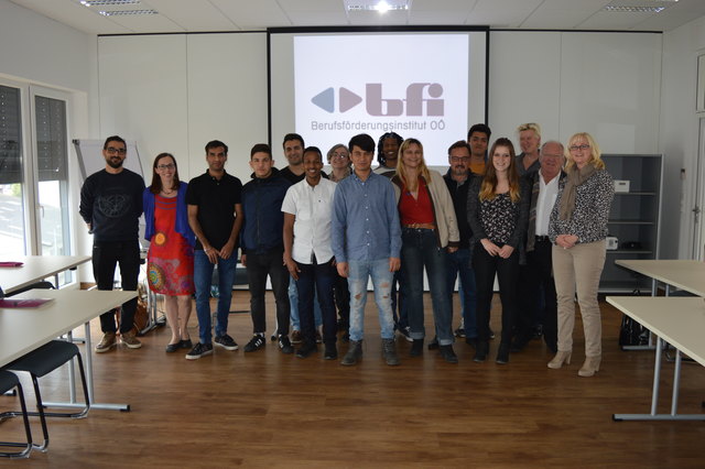 Die erfolgreichen Teilnehmer mit ihren Trainern und Vertretern des BFI Innviertel. | Foto: BFI