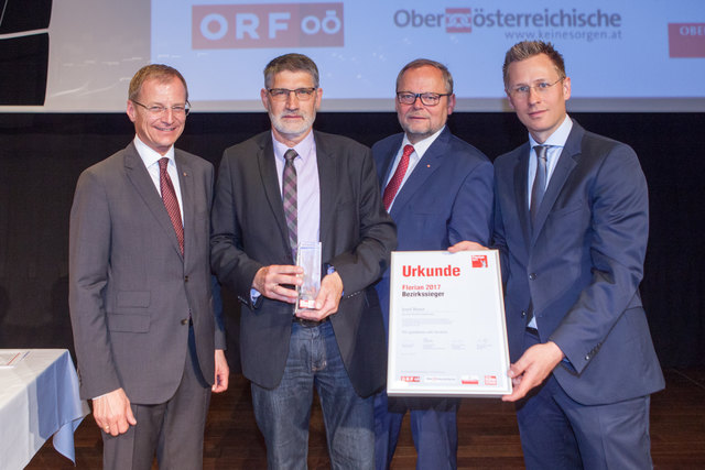 Josef Bauer nimmt den Preis entgehen; bei ihm Landeshauptmann Thomas Stelzer,  Josef Stockinger (Generaldirektor der OÖ-Versicherung), BezirksRundschau-Chefredakteur Thomas Winkler (v. r.). | Foto: Alfred Reiter