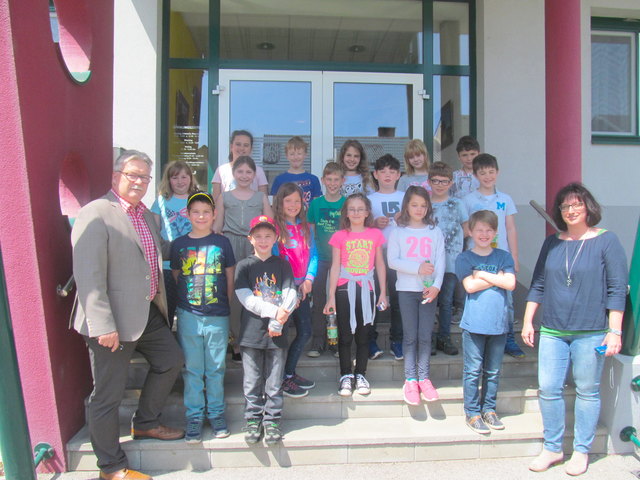 Bürgermeister Josef Kutrovatz erklärte den Volksschülern den Gemeindealltag. | Foto: Gemeinde Sigleß