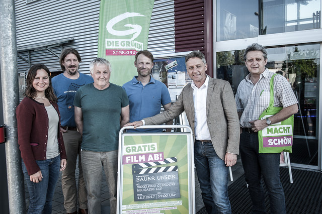 Lambert Schönleitner und Heribert Purkarthofer (Obmann der Grünen Bäuerinnen und Bauern, 3.v.l.) gemeinsam mit Andreas Spielhofer (m.) sowie Elisabeth Zury und Thomas Waitz (2.v.l.) und dem Grünen Regionalbetreuer Günter Lesny vor dem Dieselkino. | Foto: podesser.net