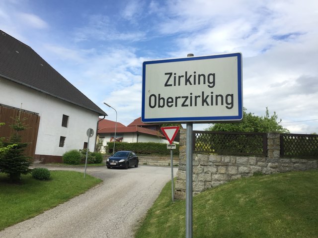Der Ortsname steht für Rodung, gerodetes Land.