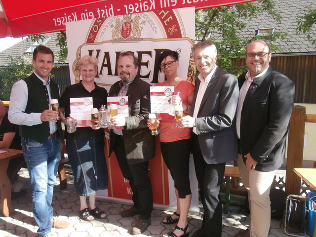 Von links: Gerald Kriechbaumer, Gebietsleiter Brau Union Österreich, Marta Bergmayr (3. Platz), Karl Wögerer (1. Platz), Gabriele Leutgeb (2. Platz), Josef Paukenhaider, Verkaufsdirektor Brau Union Österreich, Gebietsleiter Günter Schmutzhard, Brau Union Österreich