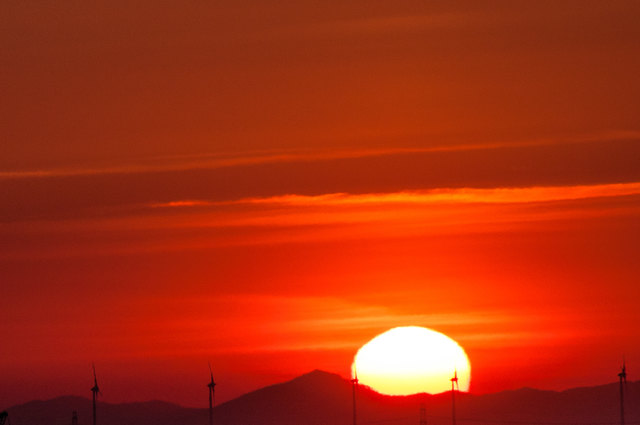 der heutige Sonnenaufgang!!!! Die  Kleinen Karpten sind ein bewaldeter Gebirgszug im Westen der Slowakei. Aufgenommen von Schwechat  aus mit einem 300mm Teleobjektiv.