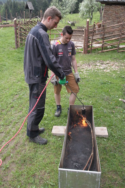 Früher offenes Feuer, heute Bunsenbrenner für das Erhitzen der Bindeäste