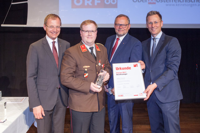 LH Thomas Stelzer, Josef Stockinger (OÖ Versicherung) und Thomas Winkler (BRS) gratulierten Stefan Wimmer (2.v.l.).