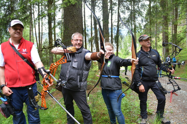 Gemischte Gruppen bewältigten am Samstag beim St. Antonius-Turnier den 3D-Parcours mit 32 Kunststoff-Tieren und stellten in verschiedenen Bogenklassen ihre Treffsicherheit unter Beweis.