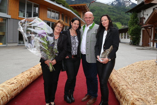Hilder Maier mit Blumenstrauß, Arch. Birgit Maier, Bgm. Hannes Enzinger
und Gundi Maier.
