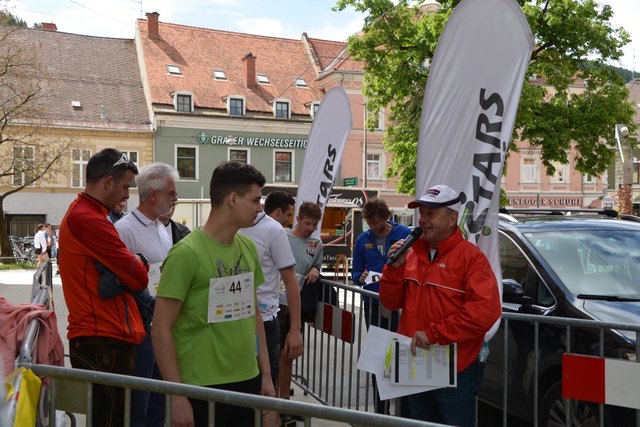Moderator "Radi" Bärnthaler gab vor dem Sternenturm das Startkommando. Fotos: Pfister