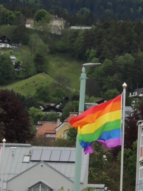 a bunte Fahne im Mailüfterl