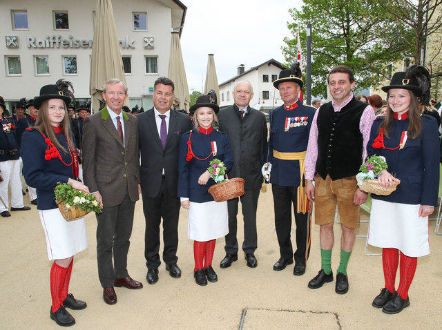 Eröffnung neugestalter Marktplatz in Thalgau
Im Bild v.l. Markedenterin Monika, Landeshauptmann Wilfried Haslauer, Landesrat Hans Mayr, Markedenterin Julia, Bezirkshauptmann Reinhold Mayer, Schützenhauptmann Johann Aichriedler, Bürgermeister Martin Greisberger und Markedeterin Laura | Foto: Franz Neumayr