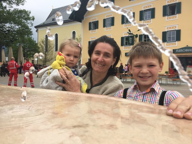 Fanden Gefallen am Springbrunnen: Heidi Ramsauer mit den Sprösslingen Elisabeth und Markus.