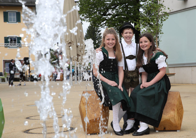 Eröffnung neugestalter Marktplatz in ThalgauFoto: Franz Neumayr      21.5.2017Im Bild beim dem neuen Springbrunnen: Julia, Melanie und Andreas von der Brauchtumsgruppe "d´Wartenfelser