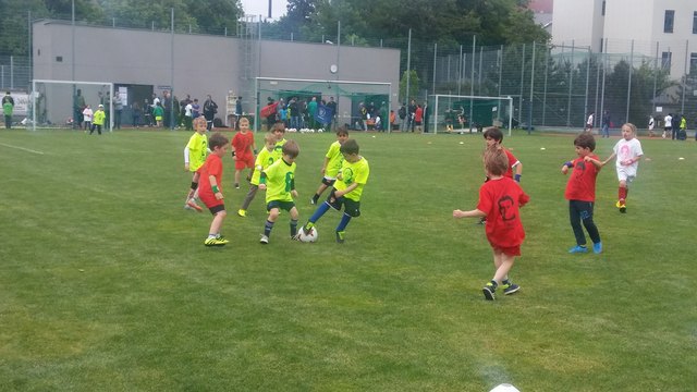 Fußballturnier in Trikots mit internationalen Fußballstars. Hier spielt Österreich gegen Brasilien das Eröffnungsspiel.