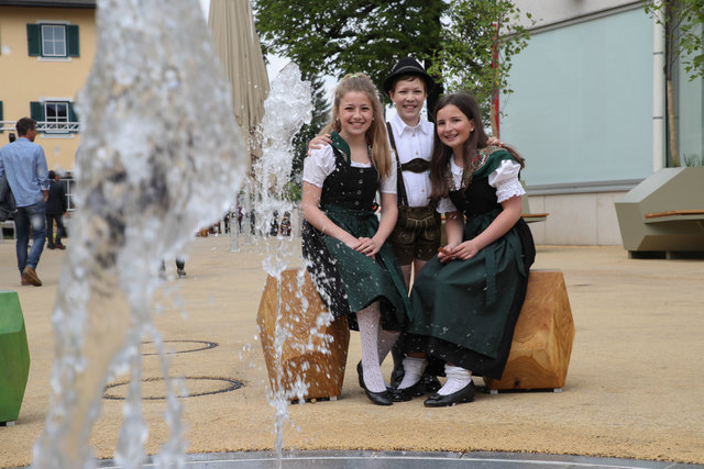 Eröffnung neugestalter Marktplatz in ThalgauFoto: Franz Neumayr      21.5.2017Im Bild beim dem neuen Springbrunnen: Julia, Melanie und Andreas von der Brauchtumsgruppe "d´Wartenfelser