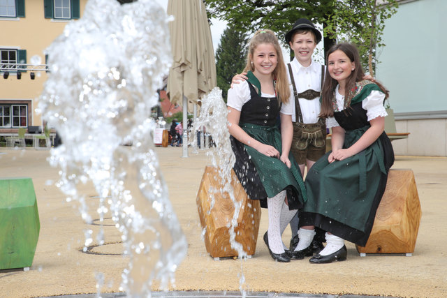 Eröffnung neugestalter Marktplatz in ThalgauFoto: Franz Neumayr      21.5.2017Im Bild beim dem neuen Springbrunnen: Julia, Melanie und Andreas von der Brauchtumsgruppe "d´Wartenfelser