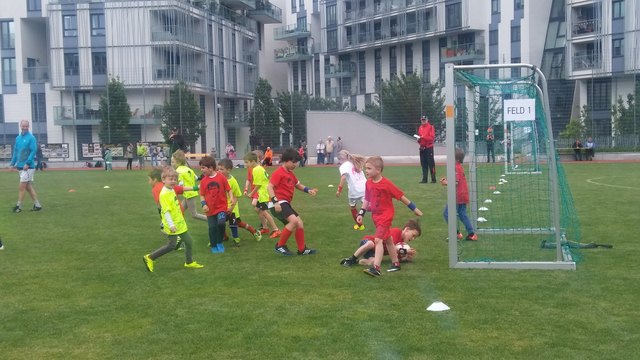 Fußballturnier in Trikots mit internationalen Fußballstars. Hier spielt Österreich gegen Brasilien das Eröffnungsspiel.