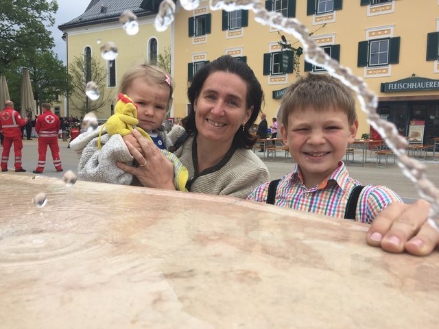 Fanden Gefallen am Springbrunnen: Heidi Ramsauer mit den Sprösslingen Elisabeth und Markus.